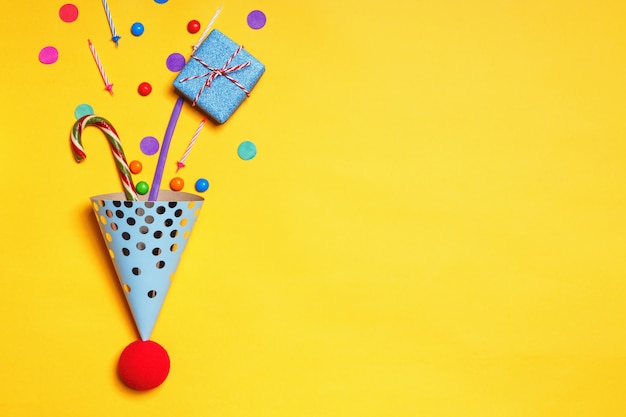 Cumpleaños presenta velas de confeti dulces para un pastel