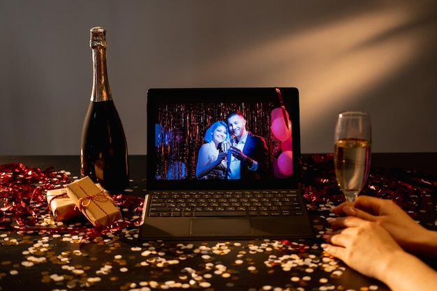 Cumpleaños virtual saludo festivo fiesta en línea pareja feliz en tableta felicitando a unreco