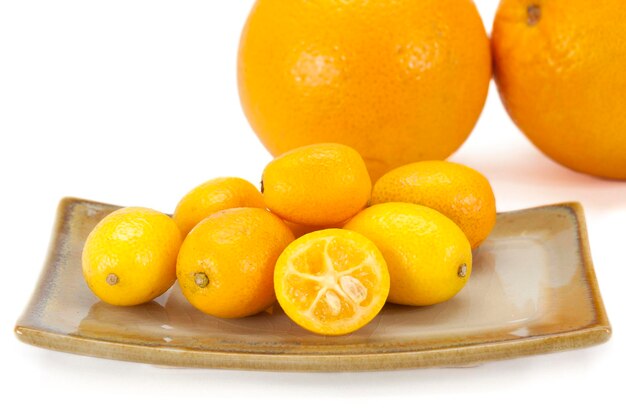 Cumquat ou kumquat em fundo branco