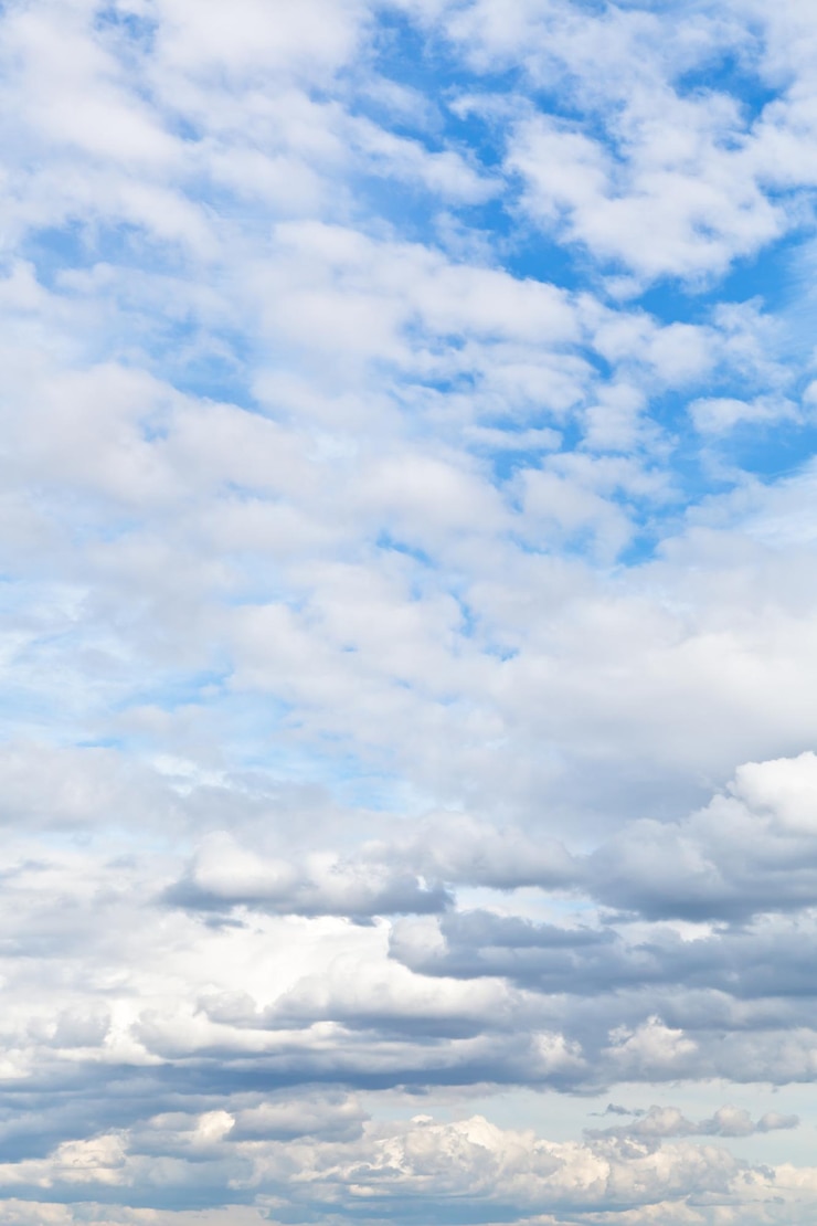 Foto cumuli weiße wolken am bewölkten blauen himmel