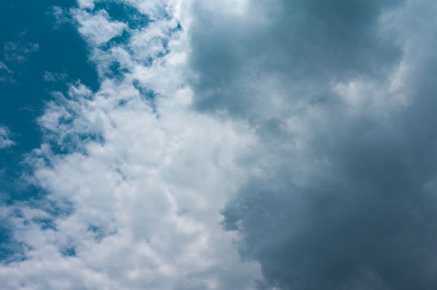 Cúmulo hermoso nube en el cielo brillante Fondo el cielo y nube concepto relacionado idea