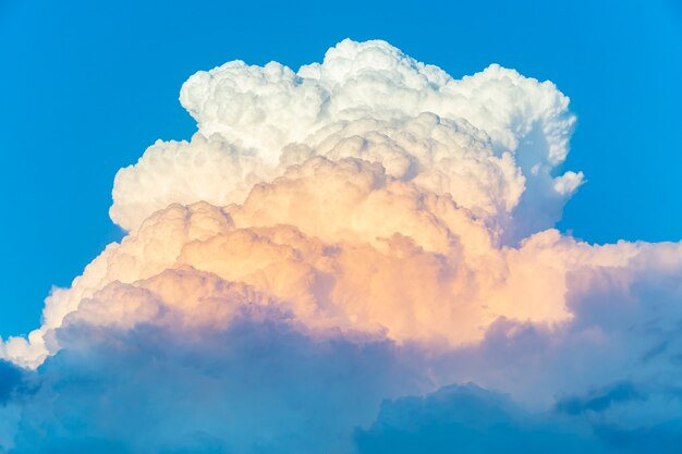 Cumulonimbus am Abend und blauer Himmel