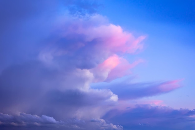 Cumulonimbus nubla lila púrpura después de la puesta de sol de tormenta en el cielo de la tarde