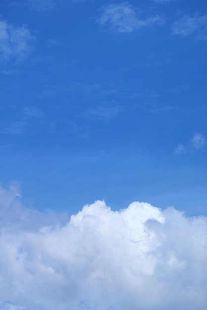 Cúmulos blancos en el cielo azul brillante