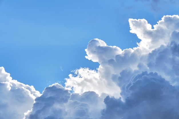 Cúmulos blancos con cielo azul de fondo