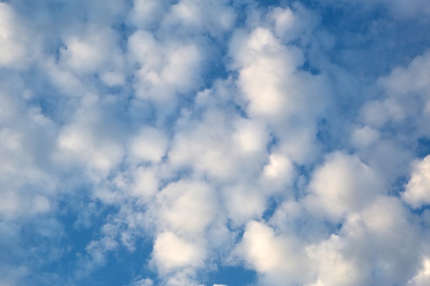 Cúmulos blancos en un cielo azul. Fondos con un patrón de nubes de luz de carretera. Clima, estacionalidad, ecología, cielo despejado.