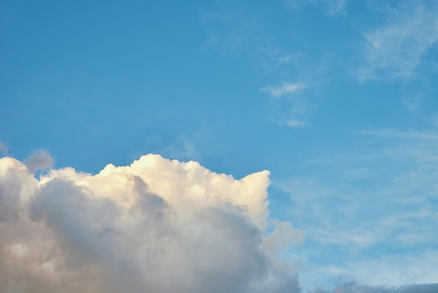 Cúmulos blancos en el cielo azul hermoso fondo de nubes