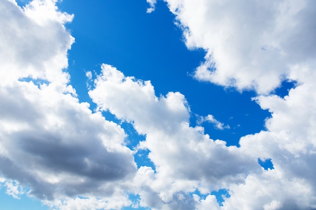 Cúmulos blancos contra el cielo azul, fondo celestial.