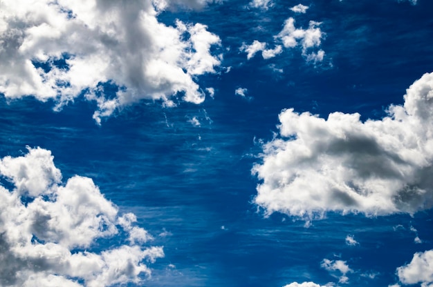 Cúmulos blancos contra el cielo azul