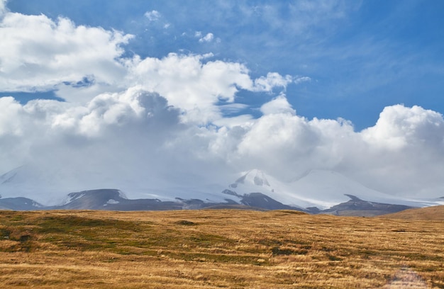 Los cúmulos blancos descienden de las montañas, paisaje otoñal en la estepa. La meseta de Ukok en el Altai. Paisajes fríos fabulosos. Cualquiera alrededor