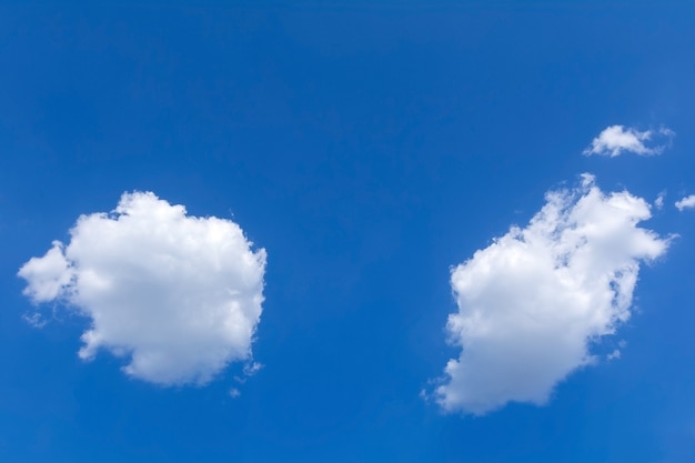 Cúmulos blancos sobre un cielo azul en un día soleado