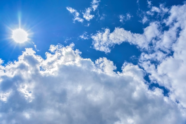 Cúmulos blancos sobre un cielo azul en un día soleado