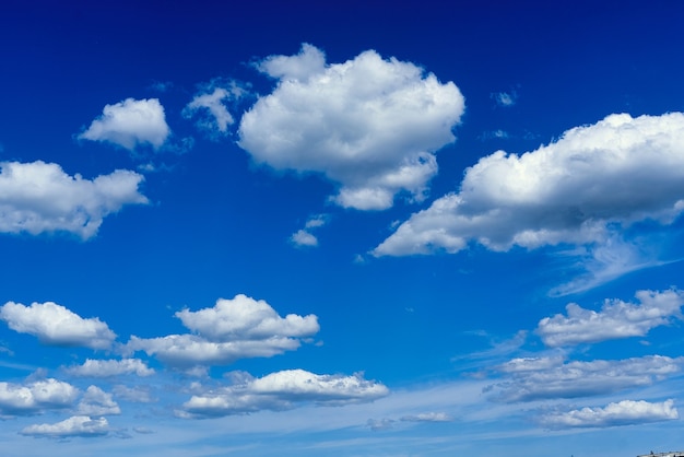 Cúmulos blancos sobre fondo de cielo azul fenómeno natural