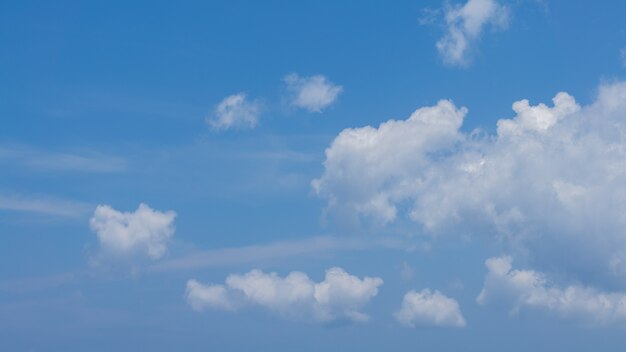 Cúmulos con cielo azul en un día soleado Hermoso celaje como panorama de fondo de la naturaleza