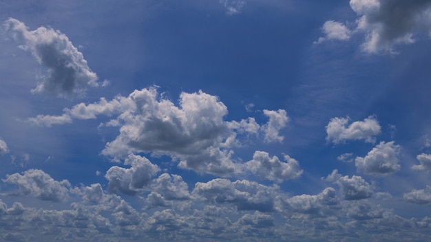 Cúmulos con cielo azul en un día soleado de verano. Hermoso celaje como panorama de fondo de naturaleza. Maravilloso clima de luz natural con nubes blancas flotando, creando una forma abstracta