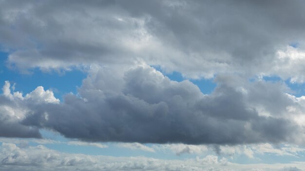 Cúmulos con cielo azul en un día soleado de verano. Hermoso celaje como panorama de fondo de naturaleza. Maravilloso clima de luz natural con nubes blancas flotando, creando una forma abstracta