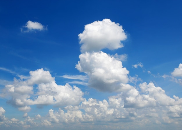 Cúmulos en el cielo azul.