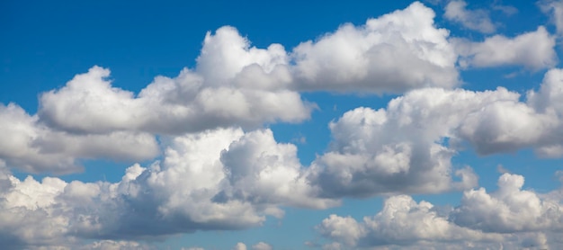 Cúmulos en el cielo para el fondo y la capa