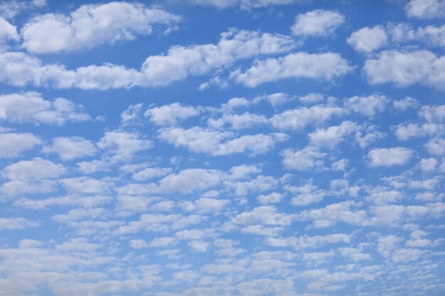 cúmulos contra el cielo azul