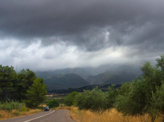 Cúmulos gigantes antes de la tormenta de verano que se aproxima en un pueblo en una isla en Grecia