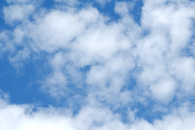 Cúmulos de nubes blancas en el cielo azul oscuro