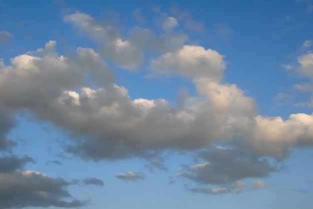 Cúmulos de nubes blancas en el cielo azul oscuro