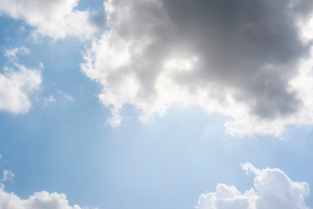 Cúmulos de nubes dispersas en un cielo azul, fondo de cielo azul con nubes blancas,