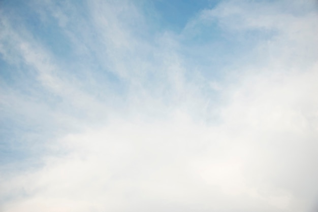 Foto cúmulos de nubes dispersas en un cielo azul, fondo de cielo azul con nubes blancas,