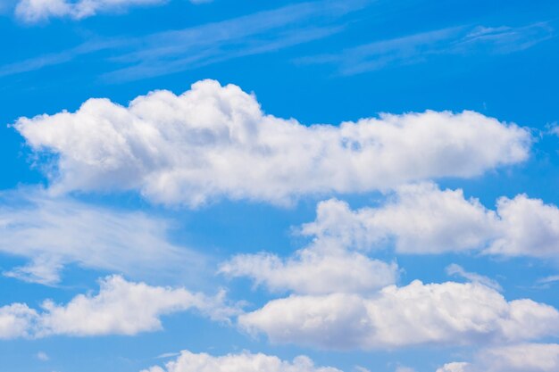 Cúmulos de nubes dispersas en un cielo azul