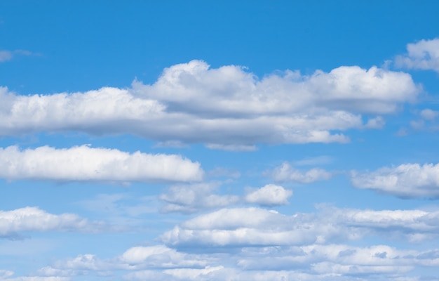 Cúmulos de nubes dispersas en un cielo azul