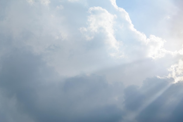 Cúmulos de nubes dispersas en un fondo de cielo azul cielo azul con nubes blancas