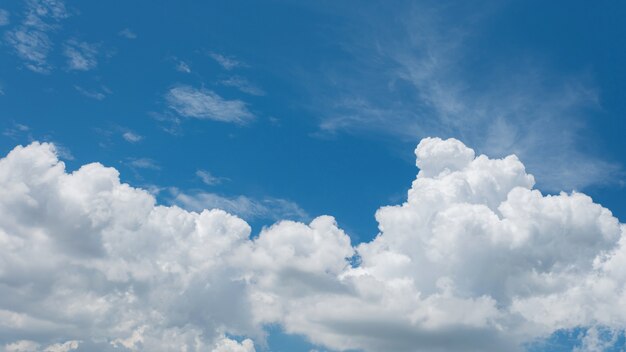 Cúmulus con cielo azul