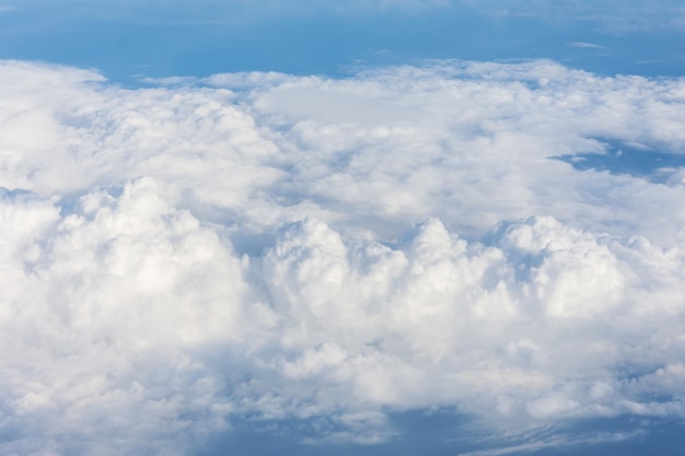 Cumulus de nubes desde la altitud del vuelo del avión el clima de la atmósfera