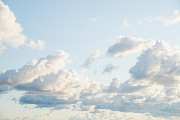 Cumulus nubes blancas flotando en el cielo azul en un hermoso paisaje de cielo soleado por la mañana para b