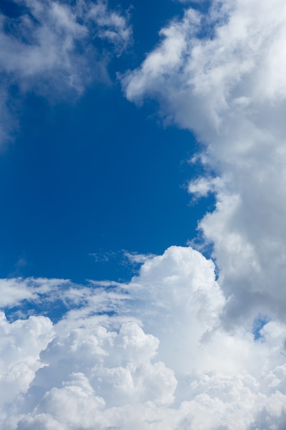 Cumulus Perfect Sky mit blauem Hintergrund