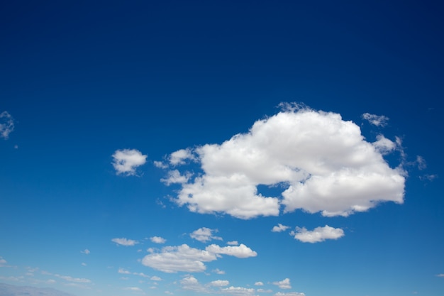 Cumulus Perfect Sky mit tiefblauem Hintergrund