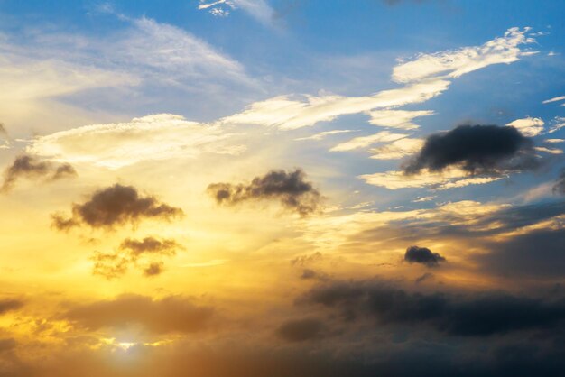 Cumulus-Sonnenuntergangwolken mit Sonne, die Himmelwolkensonne untergeht