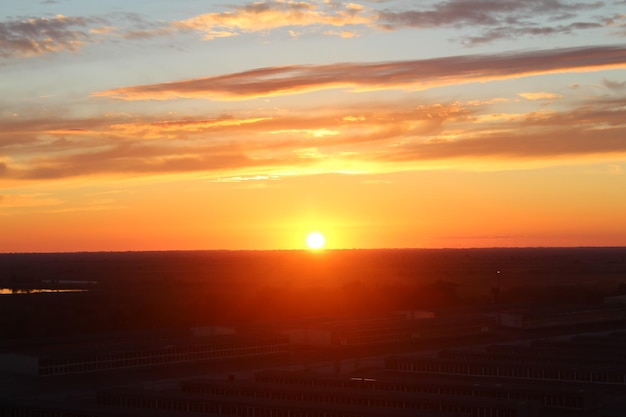 Cumulus-Sonnenuntergangwolken mit Sonnenuntergang