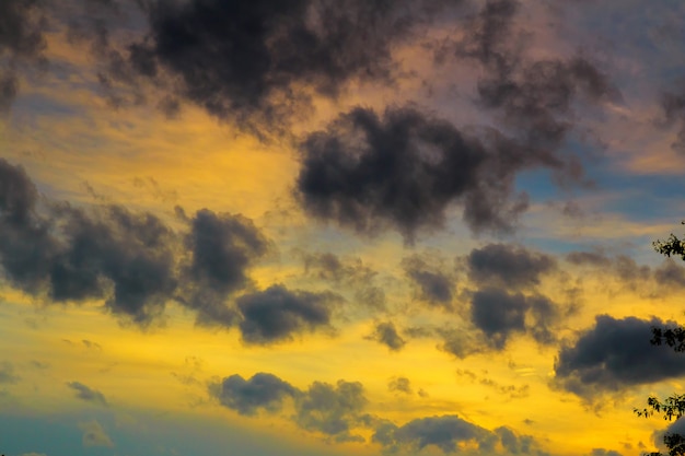 Cumulus-Sonnenuntergangwolken mit Sonnenuntergang