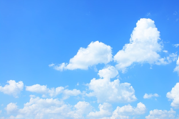 Foto cumulus-wolken am blauen himmel mit exemplar