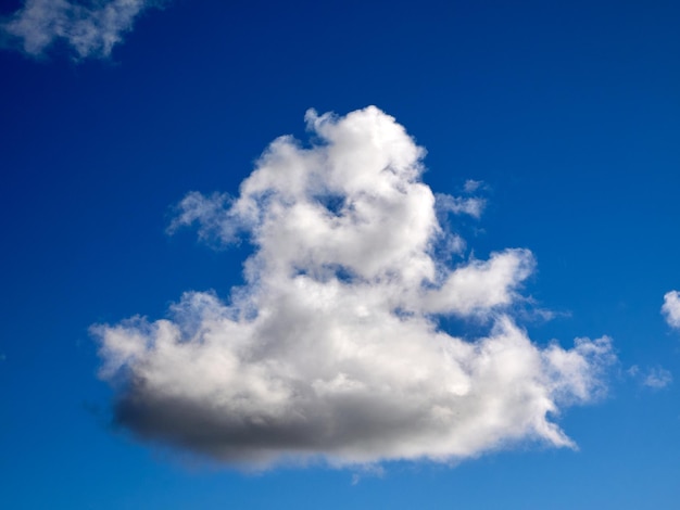 Cumulus-Wolken am Himmel Flauschige Wolkenformen