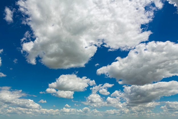 Cumulus-Wolken am Himmel für Hintergrund und Schicht.