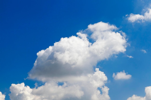 Cumulus-Wolken am Himmel helle Cumulus-Wolken