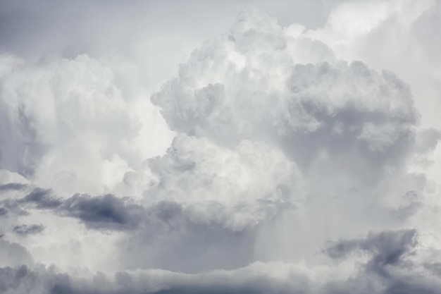 Foto cumulus-wolken am himmel