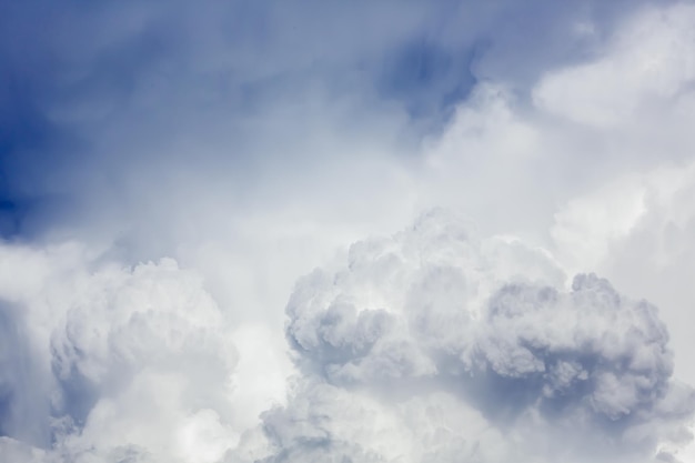 Cumulus-Wolken am Himmel