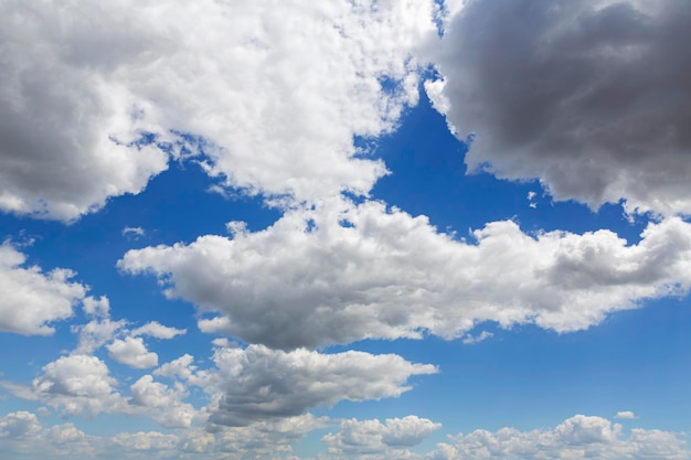 Cumulus-Wolken im Himmel für Hintergrund und Ebene..