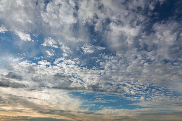 Cumulus-Wolken in einem blauen Himmel für Hintergrund und Ebene..
