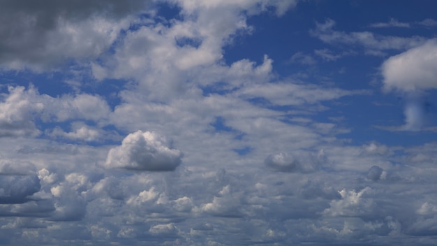 Cumulus-Wolken mit blauem Himmel an einem sonnigen Sommertag. Schönes Wolkengebilde als Naturhintergrundpanorama. Wunderbares Wetter mit natürlichem Tageslicht mit schwebenden weißen Wolken, die eine abstrakte Form schaffen