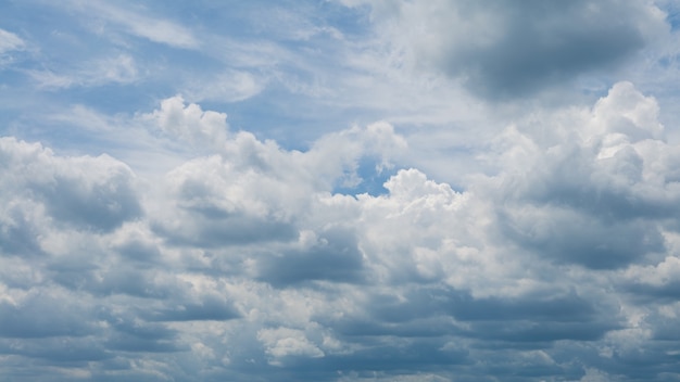 Cumulus-Wolken mit blauem Himmel an einem sonnigen Sommertag. Schönes Wolkengebilde als Naturhintergrundpanorama. Wunderbares Wetter mit natürlichem Tageslicht mit schwebenden weißen Wolken, die eine abstrakte Form schaffen