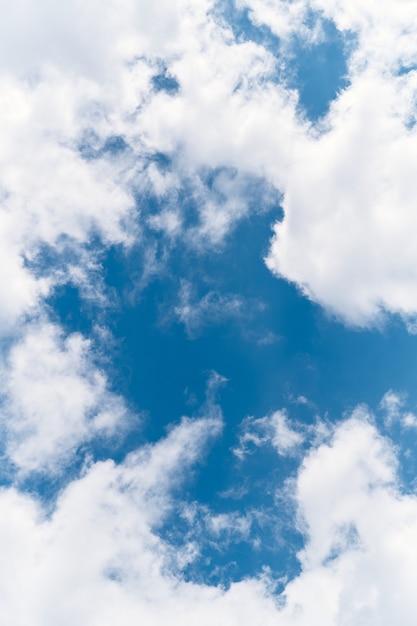 Cumulus-Wolken schweben über den blauen Himmel Nahaufnahme